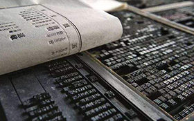 What is the difference between screen printing and offset printing